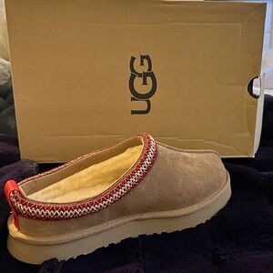 NIB UGG K TAZZ in chestnut size 6.5